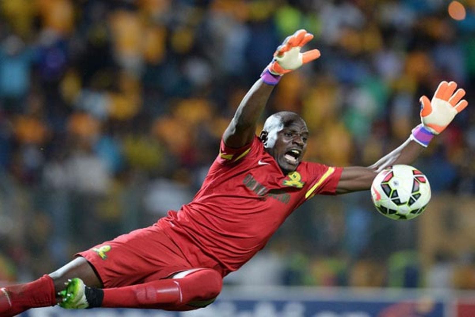 Kipa mahiri Denis Onyango akiwa mazoezini na mpira; amerejea kundini kuisaidia Uganda Cranes katika mechi za kufuzu Kombe la Dunia 2026.