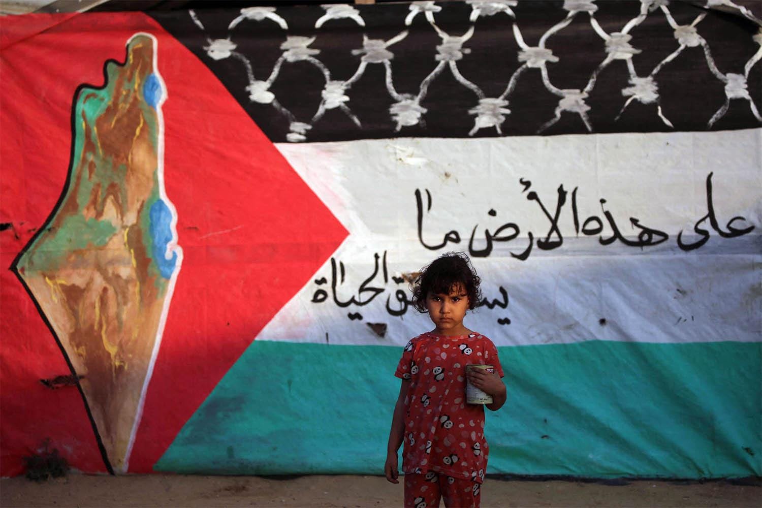 Msichana wa Kipalestina akisubiri msaada