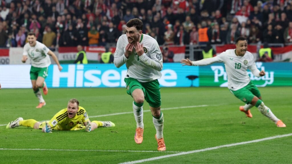 Wachezaji wa Ireland wakishangilia bao la mwisho dhidi ya Hungaria