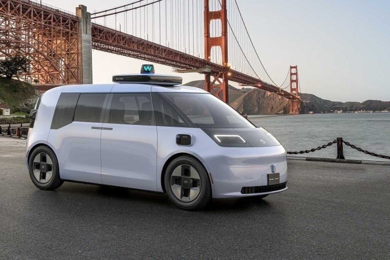 Gari la kujitegemea la Waymo likisafiri kwenye barabara kuu mjini San Francisco,