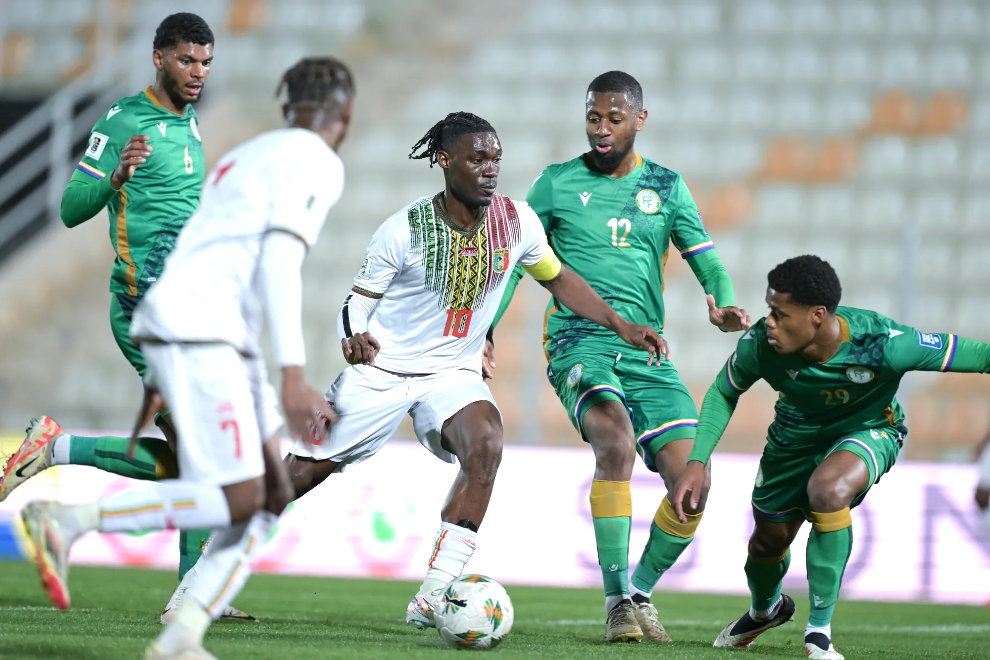 Wachezaji wa Comoros na Mali wakipambana uwanjani kwenye mchezo wa AFCON 2025 uliomalizika 0–0 nchini Morocco