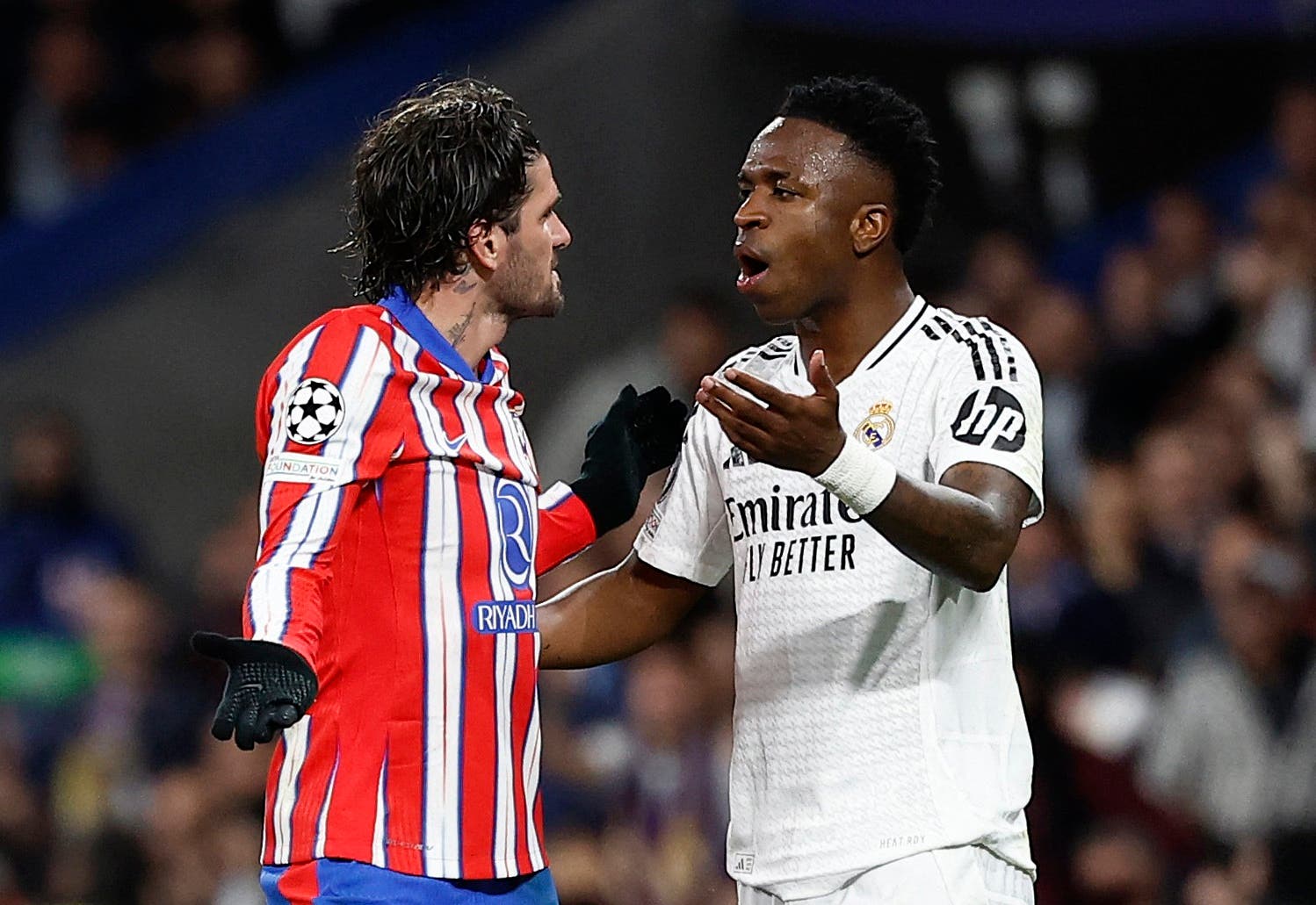 Vinícius Júnior wa Real Madrid akiwapita mabeki wa Atlético Madrid katika mchezo wa ushindani kabla ya Supercopa de España 2026