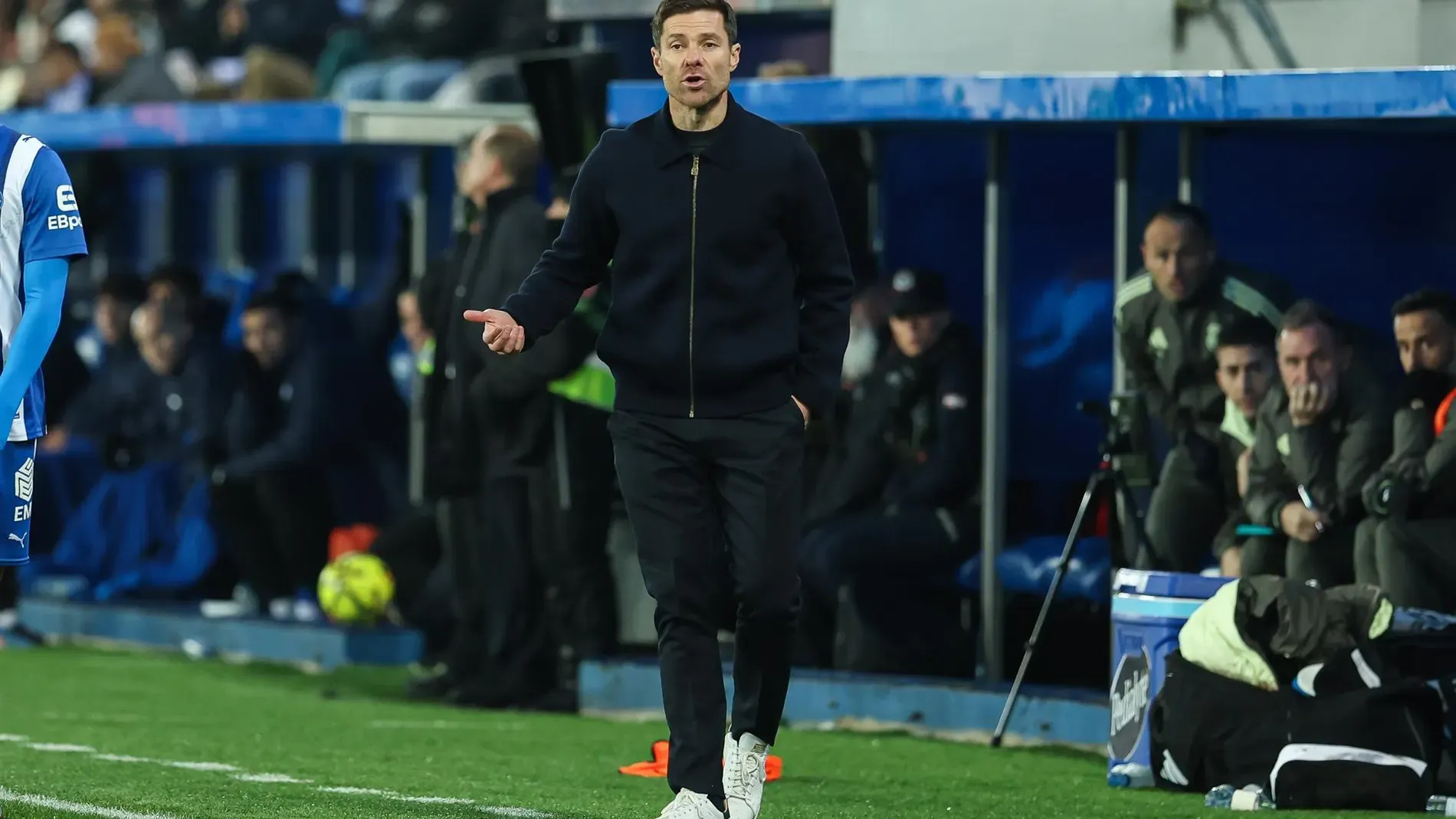 Xavi akiwa benchi kama kocha wa Real Madrid