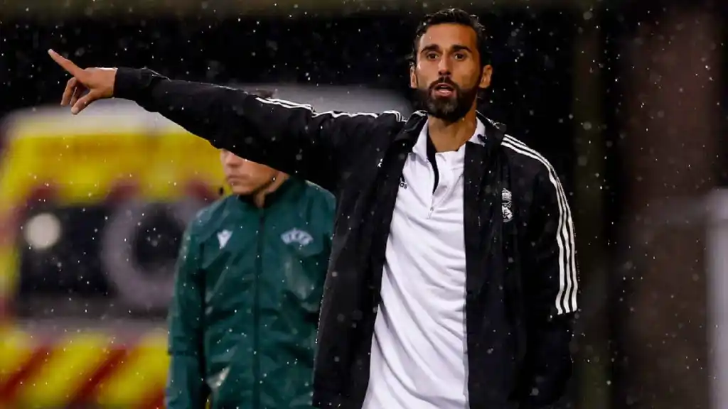 Álvaro Arbeloa akisimamia mazoezi ya Real Madrid kabla ya mechi
