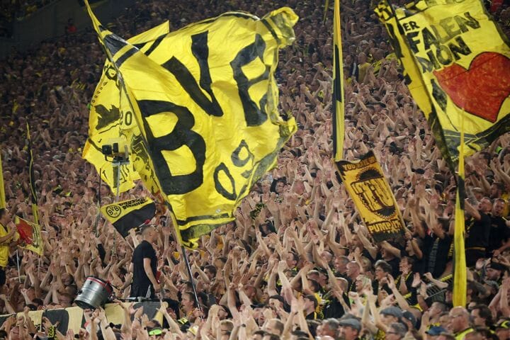 Mashabiki wa Borussia Dortmund wakiunga mkono timu yao kwenye Signal Iduna Park