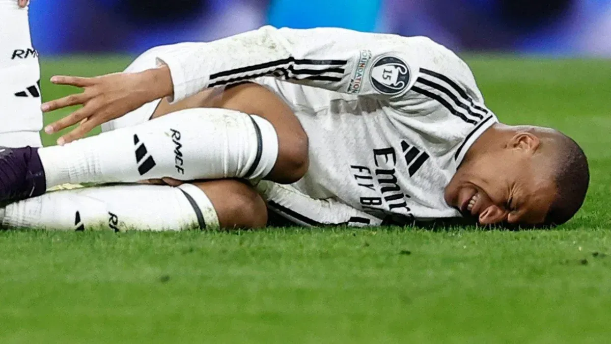 Kylian Mbappé wa Real Madrid akionekana na tatizo la goti, taarifa muhimu kabla ya Supercopa de España 2026