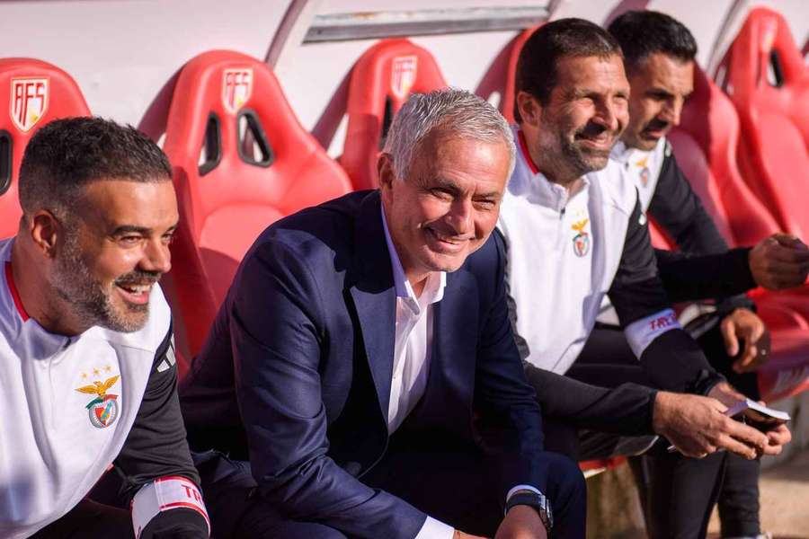 José Mourinho akiwa benchi la Benfica akifuatilia mchezo