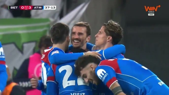 Wachezaji wa Atlético Madrid wakishangilia ushindi wa 5-0 dhidi ya Real Betis