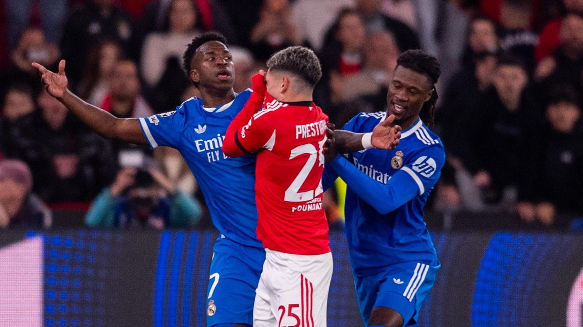 Mwamuzi akisimamisha mchezo kati ya Benfica na Real Madrid kufuatia tukio la ubaguzi wa rangi
