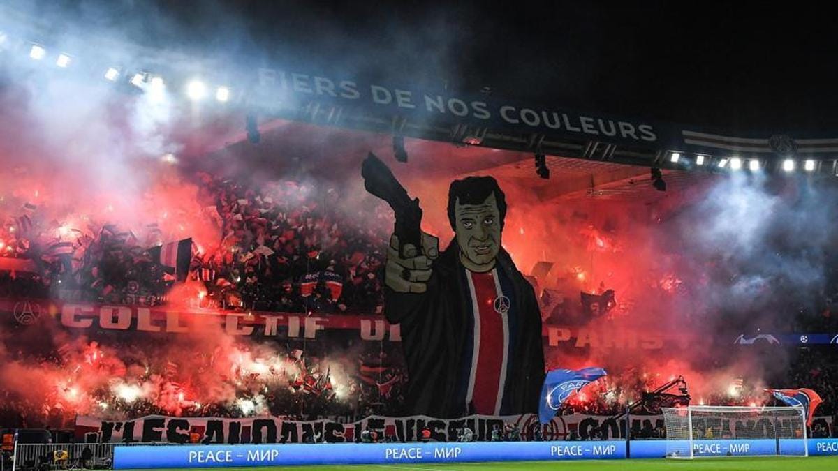 Mashabiki wa PSG wakifanya tifo Parc des Princes dhidi ya Bayern