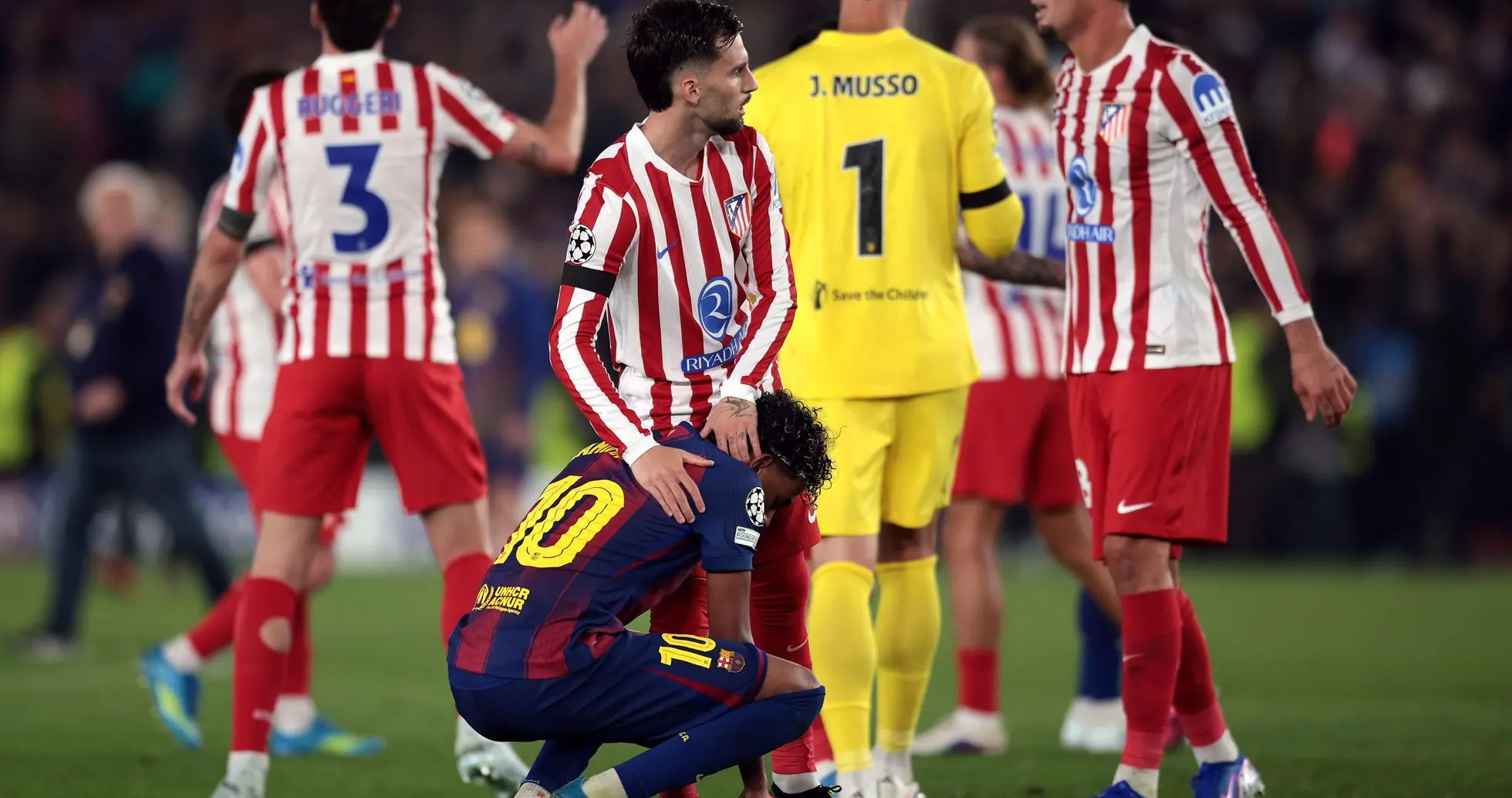 Lamine Yamal akifarijwa na mchezaji Atlético Madrid baada ya mechi Champions League 2026