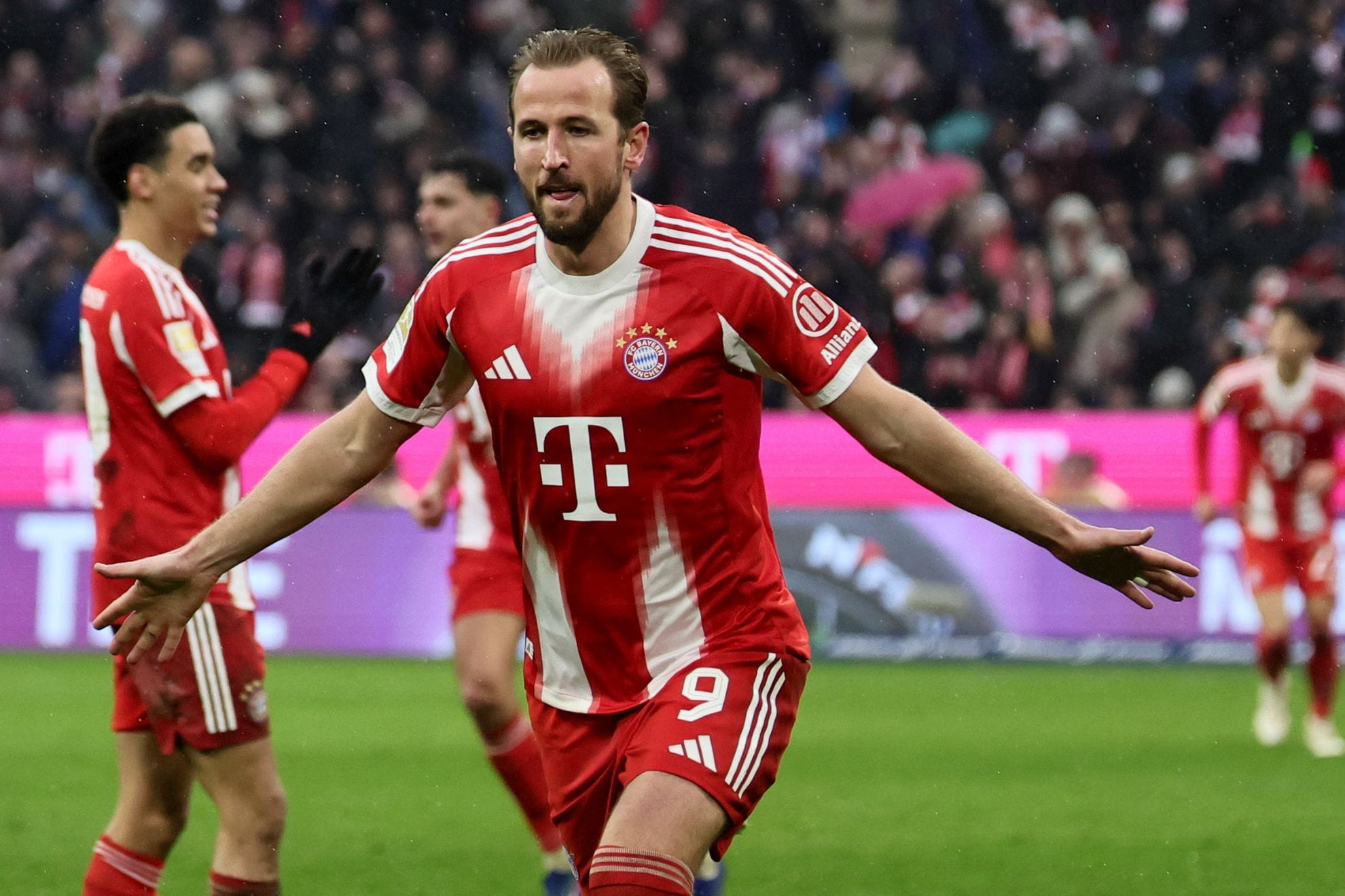 Harry Kane akisherehekea goli la Bayern dhidi ya PSG