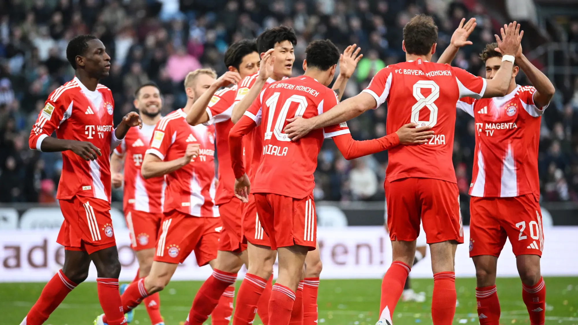 Bayern Munich wakiadhimisha ushindi Champions League dhidi Real Madrid mechi ya kwanza 2-1 Allianz Arena inasubiri