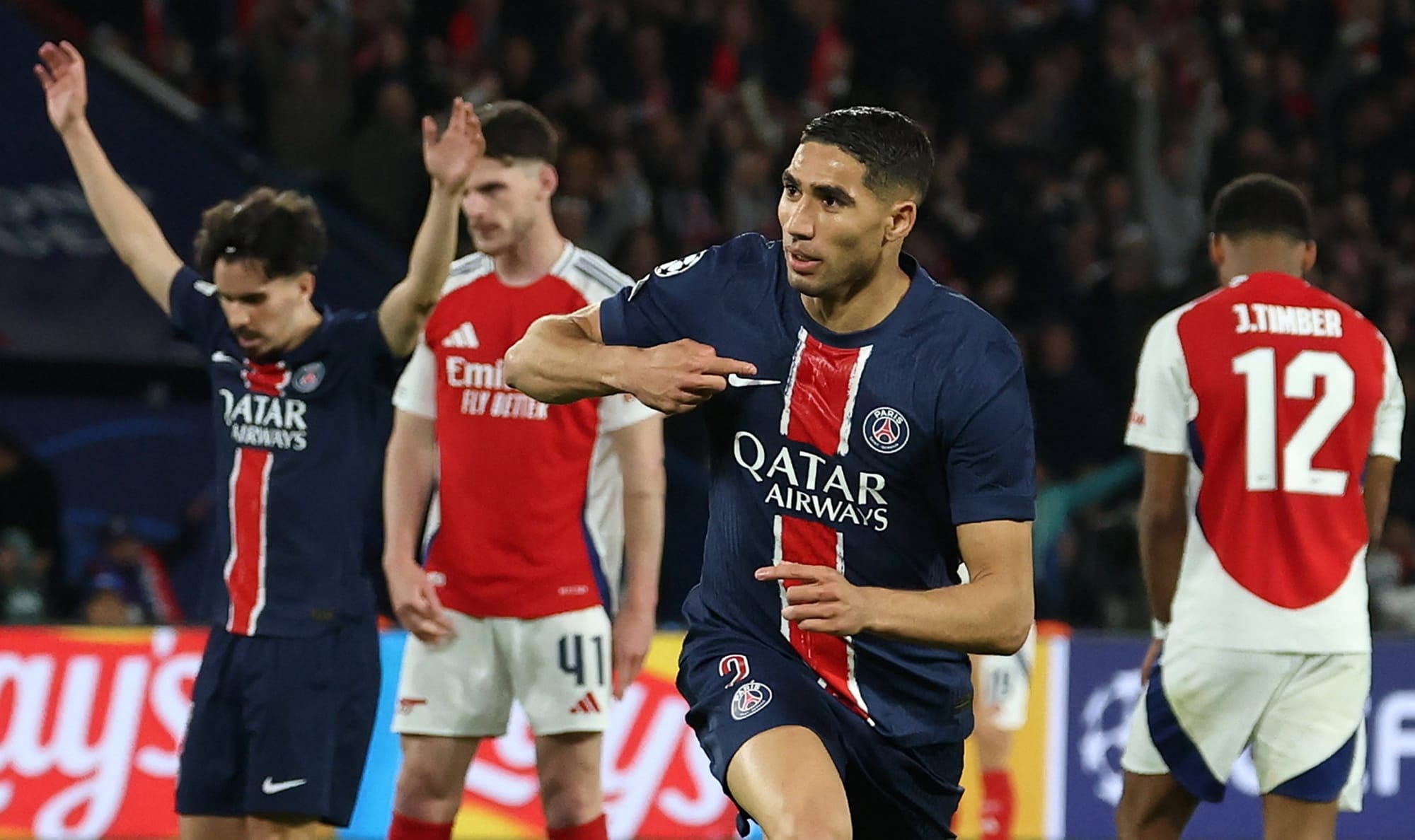 Achraf Hakimi akisherehekea goli la PSG kwenye Champions League dhidi ya Bayern Munich