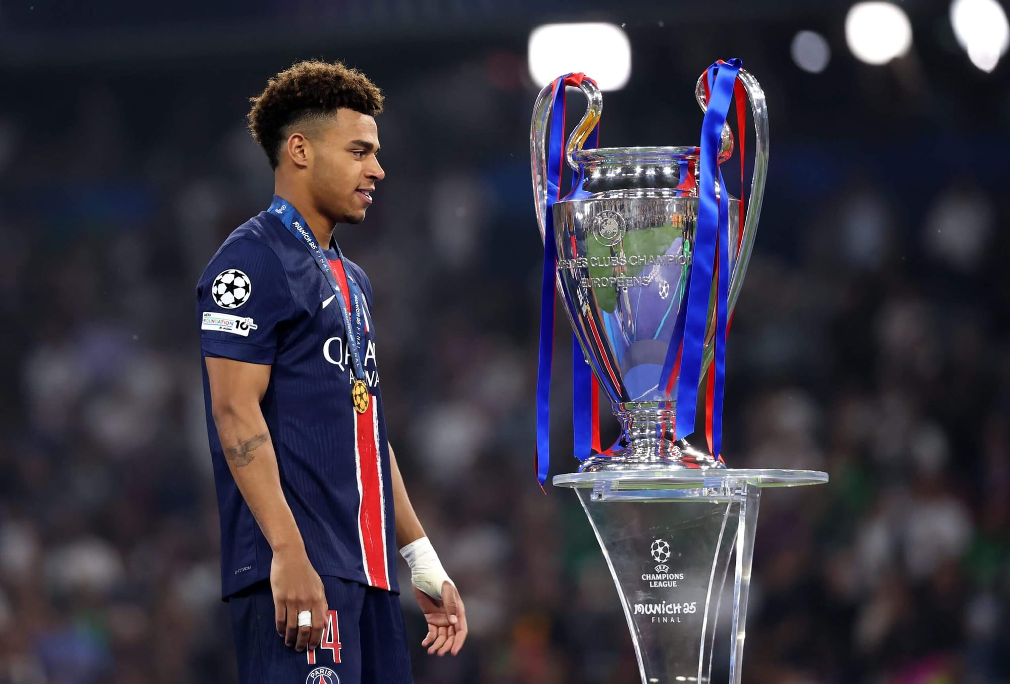 Mchezaji wa PSG akitazama kopo ya UEFA Champions League kabla ya fainali 2026 Budapest
