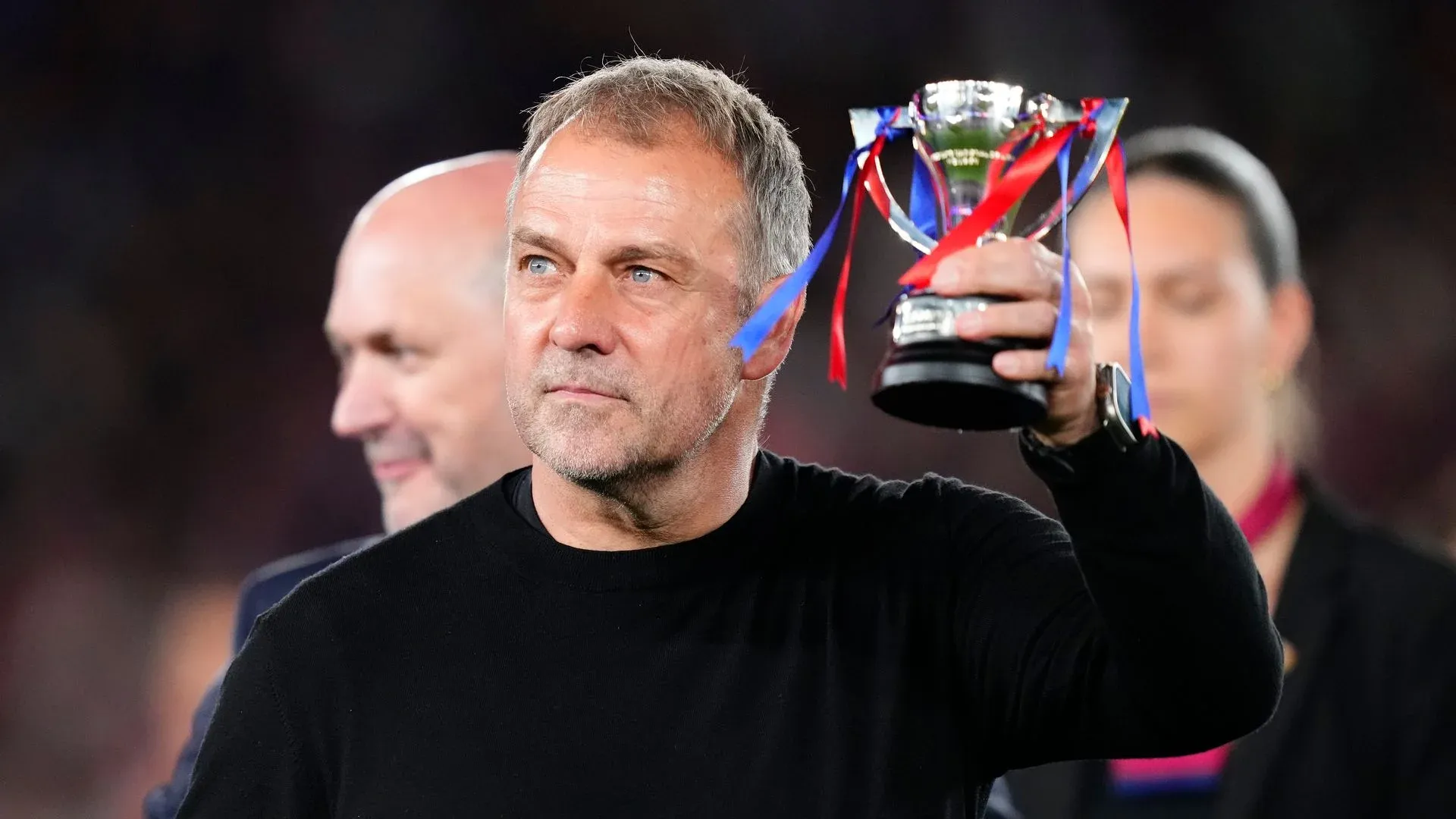 Hansi Flick akiongoza sherehe za Barcelona baada ya kutwaa La Liga licha ya kumpoteza baba yake