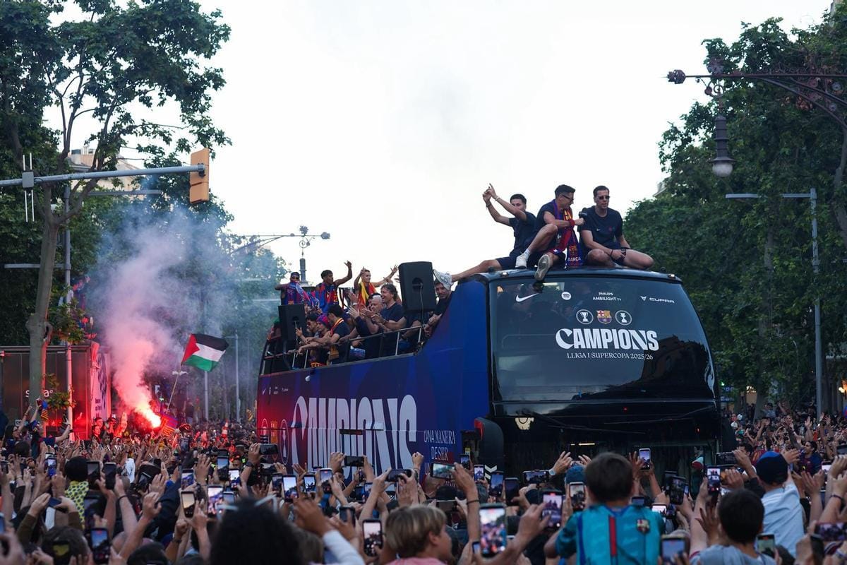 Timu ya Barcelona ikishangilia kwenye basi la mabingwa kupitia mitaa ya Barcelona baada ya kushinda ligi