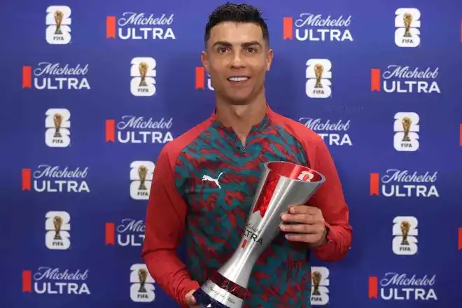 Cristiano Ronaldo akiwa na kombe lake la MVP kutoka mechi ya Ureno na Uzbekistan